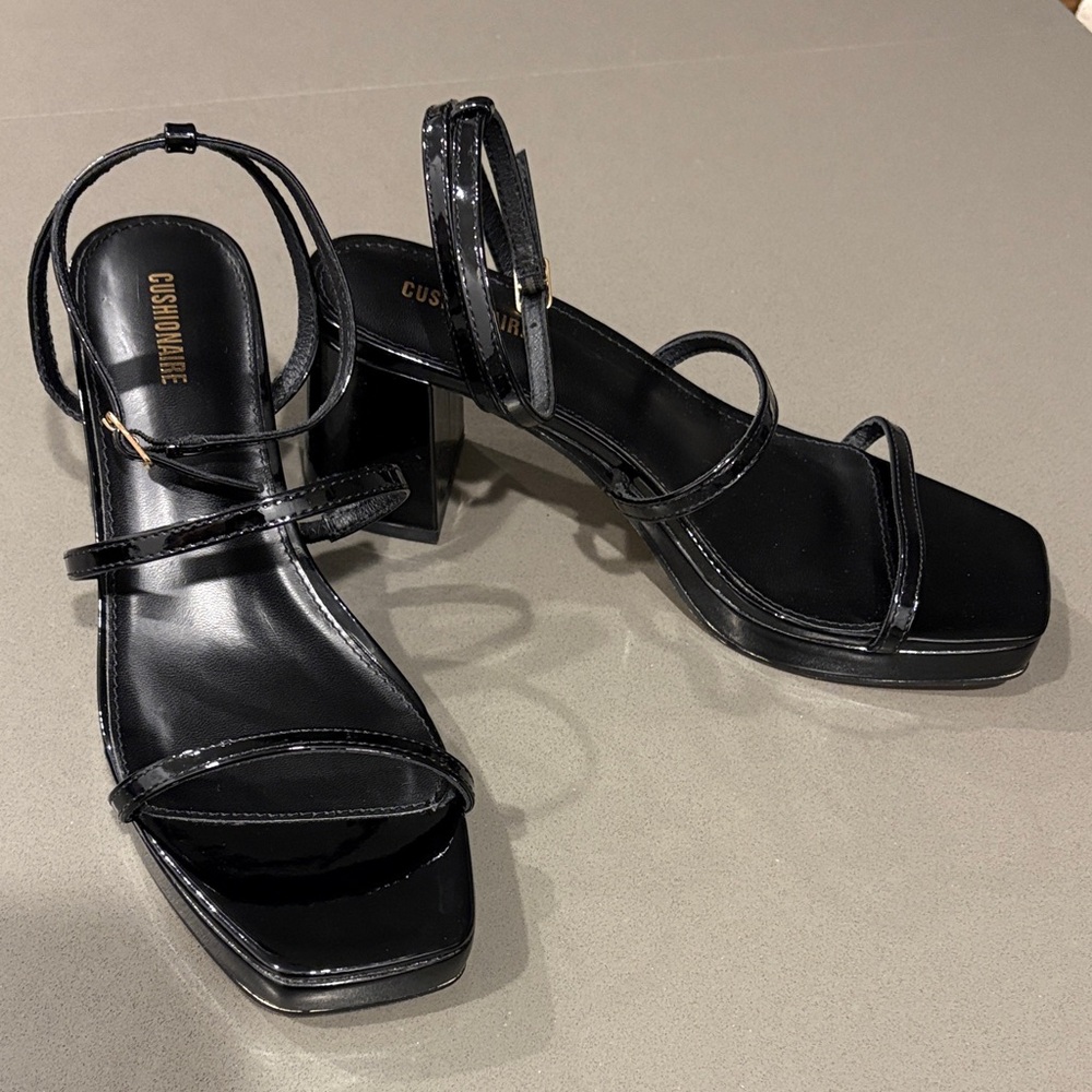 Cushionaire strappy sandals size 8.5